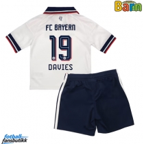 Bayern Munich Alphonso Davies #19 Bortedraktsett Barn 2026-27 Kortermet (+ Korte bukser)